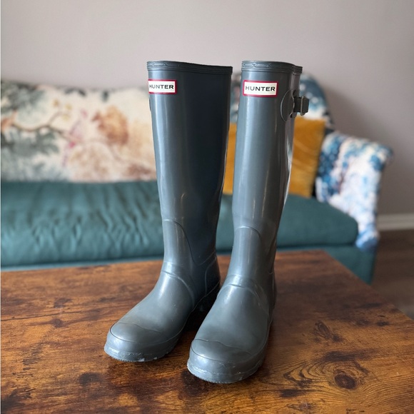 Hunter Green Rain Boots. Stylish and comfy! Ideal for fall. Lightly worn. - Picture 1 of 7